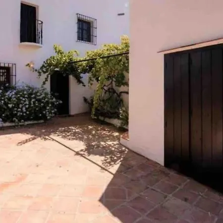 Cortijo Artist Paradise נרחה